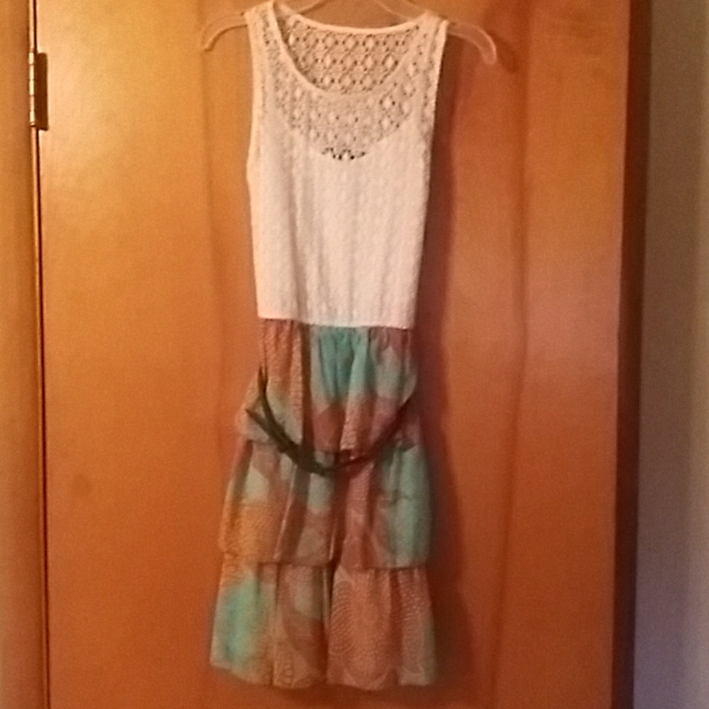 Sleeveless lace top tiered dress